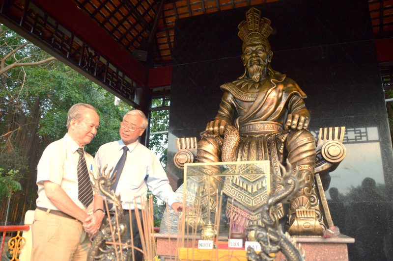Ông Dư Hữu Danh (Giám đốc CVVH Đầm Sen) giới thiệu công trình tượng vua Hùng với giáo sư Mạc Đường trong buổi đặt tượng tại Đầm Sen