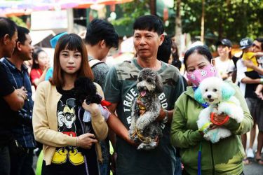 Hơn 1.000 người yêu chó và 200 chó cưng đã quy tụ trong ngày đầu của "Lễ hội cún cưng Sài Gòn" (Ảnh: HOÀI NHÂN) lễ hội cún cưng Đầm Sen
